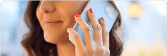 Mulher falando ao telefone
